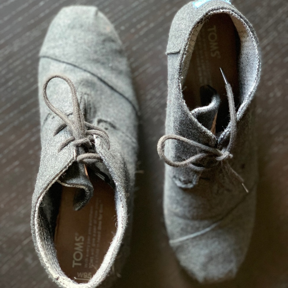 Nearly new Toms Desert wedge, gray tweed